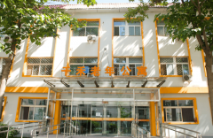 长辈步履未便防颠仆哪家养老院有适配行走设备